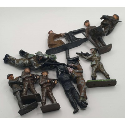 LEAD 11 WWII BRITISH SOLDIERS VINTAGE TOYS LOT