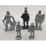 VARIUS LEAD 5 KNIGTS SOLDIERS VINTAGE TOYS LOT ANTIQUES & OTHER COLLECTIBLES